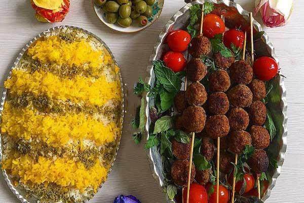 طرز تهیه گوشت قلقلی سیخی خوشمزه با غلات و سس ادویه دار