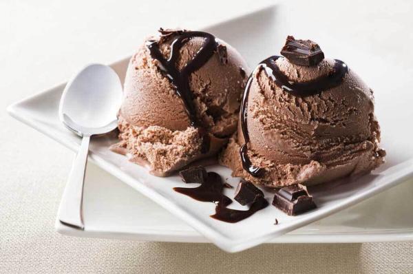 طرز تهیه بستنی میوه ای شکلاتی در منزل بدون ثعلب